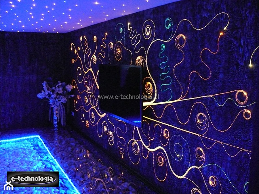 oświetlenie ściany w salonie - zdjęcie od E-TECHNOLOGIA Leszek Łazarski
