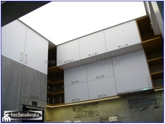 Oświetlenie sufitowe w kuchni - zdjęcie od E-TECHNOLOGIA Leszek Łazarski - Homebook