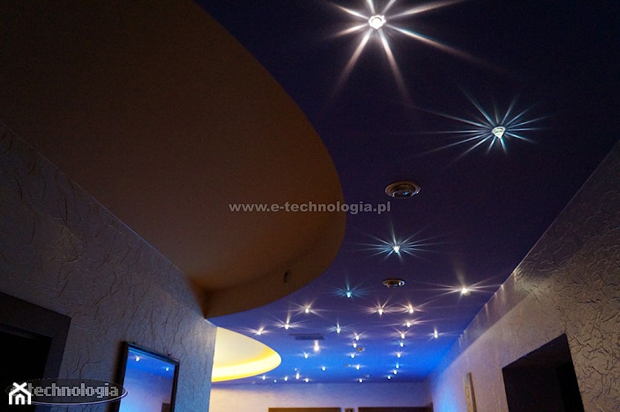 Oświetlenie przedpokoju z wykorzystaniem zestawu Kryształowe Gwiazdy - zdjęcie od E-TECHNOLOGIA Leszek Łazarski
