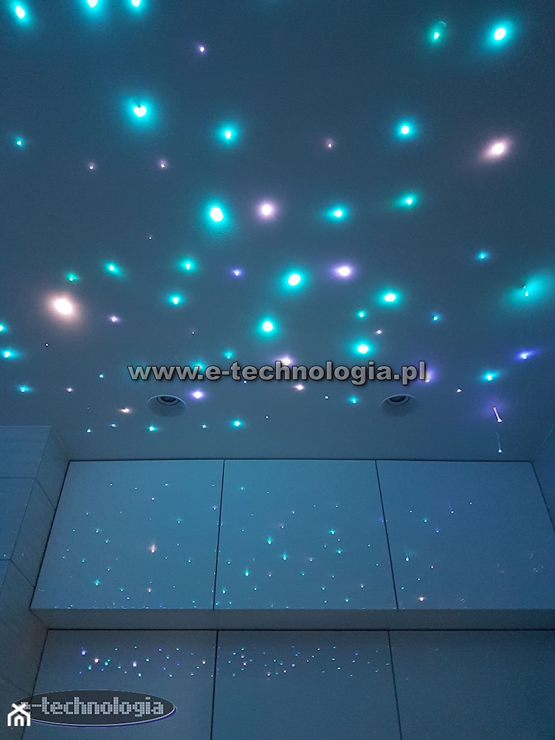 Oświetlenie łazienki na suficie - zdjęcie od E-TECHNOLOGIA Leszek Łazarski - Homebook
