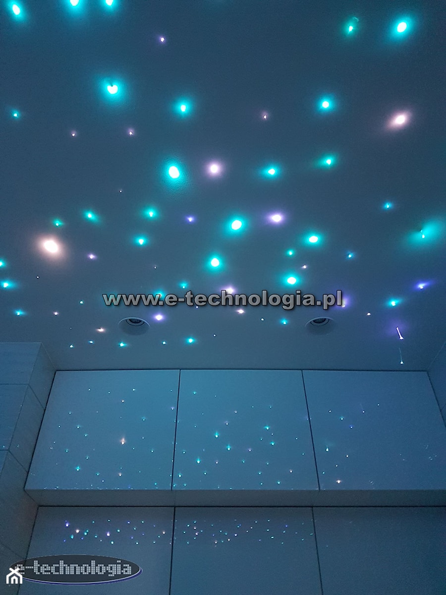Oświetlenie łazienki na suficie - zdjęcie od E-TECHNOLOGIA Leszek Łazarski