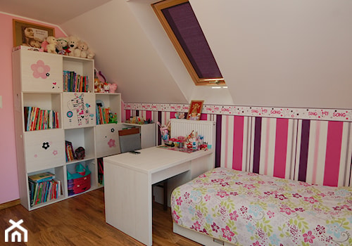 dom jednorodzinny - Średni biały różowy pokój dziecka dla dziecka dla nastolatka dla dziewczynki - zdjęcie od Archideko