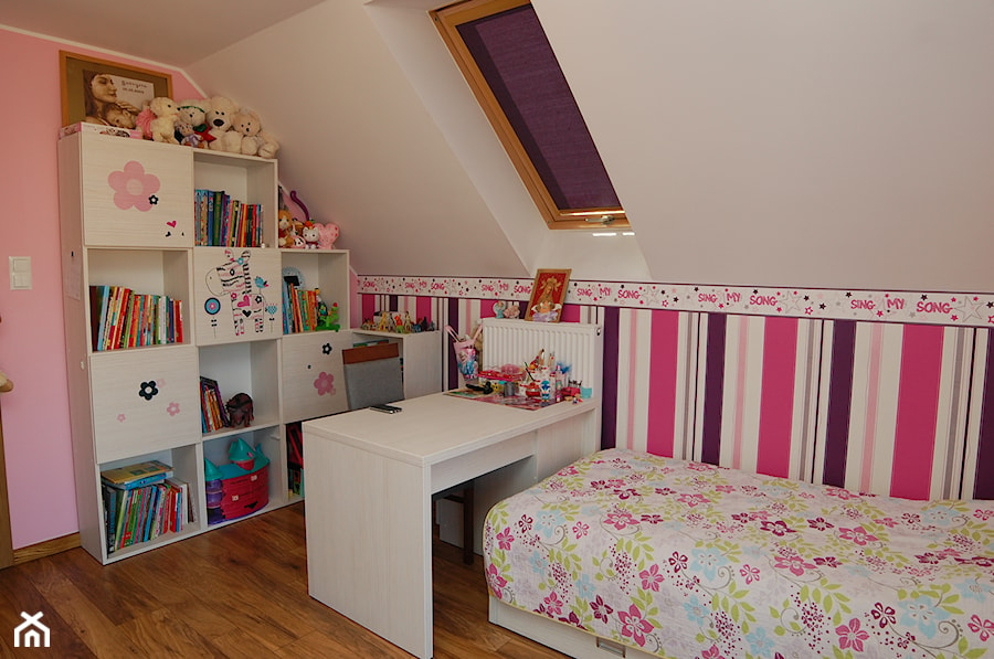 dom jednorodzinny - Średni biały różowy pokój dziecka dla dziecka dla nastolatka dla dziewczynki - zdjęcie od Archideko