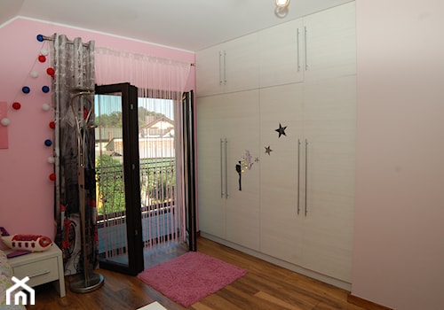dom jednorodzinny - Średni różowy szary pokój dziecka dla dziecka dla nastolatka dla dziewczynki - zdjęcie od Archideko