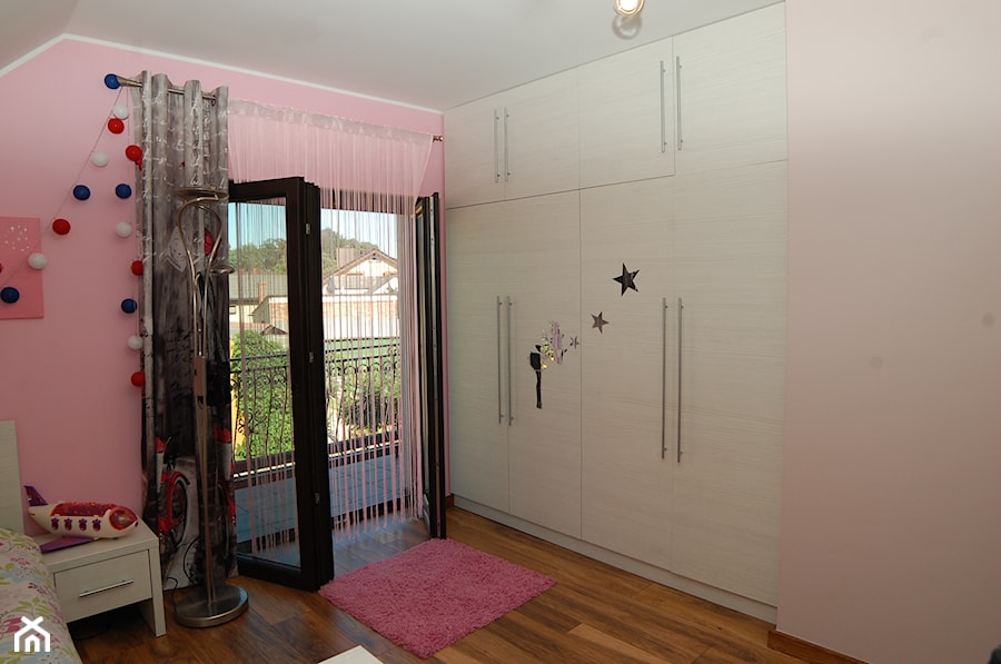 dom jednorodzinny - Średni różowy szary pokój dziecka dla dziecka dla nastolatka dla dziewczynki - zdjęcie od Archideko