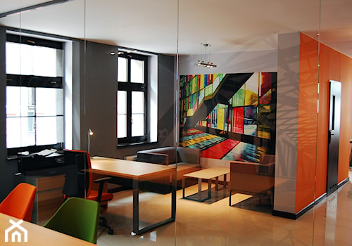 biuro w Poznaniu - Średnie z sofą z zabudowanym biurkiem pomarańczowe szare biuro, styl minimalistyczny - zdjęcie od Archideko