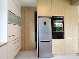 Dom jednorodzinny z akcentami morskimi - Średnia otwarta biała z zabudowaną lodówką kuchnia jednorzędowa, styl nowoczesny - zdjęcie od Archideko