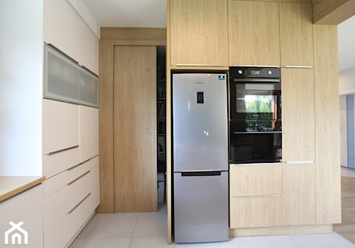Dom jednorodzinny z akcentami morskimi - Średnia otwarta biała z zabudowaną lodówką kuchnia jednorzędowa, styl nowoczesny - zdjęcie od Archideko