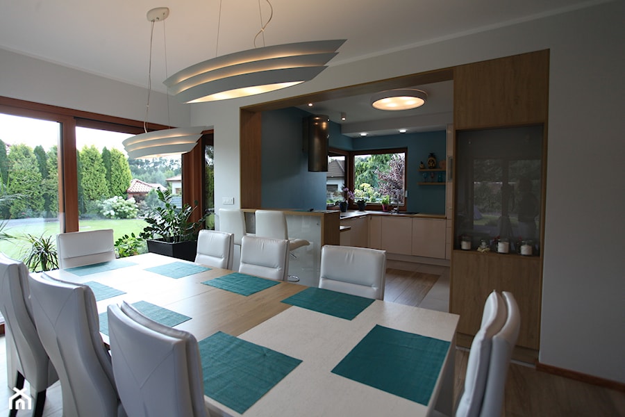 Dom jednorodzinny z akcentami morskimi - Duża biała jadalnia jako osobne pomieszczenie, styl nowoczesny - zdjęcie od Archideko
