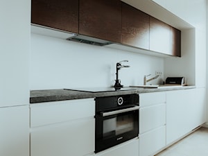 Kuchnia z pomysłową wyspą - Średnia otwarta biała z zabudowaną lodówką z nablatowym zlewozmywakiem kuchnia jednorzędowa, styl minimalistyczny - zdjęcie od Drewmax Meble na wymiar
