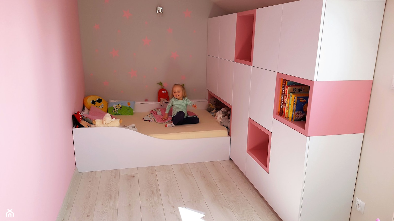 Pokój Majeczki - Mały różowy szary pokój dziecka dla dziecka dla dziewczynki, styl nowoczesny - zdjęcie od Drewmax Meble na wymiar - Homebook