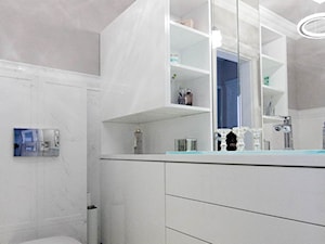 Jeziorańskiego/Warszawa - Mała bez okna z lustrem z marmurową podłogą łazienka, styl glamour - zdjęcie od Drewmax Meble na wymiar