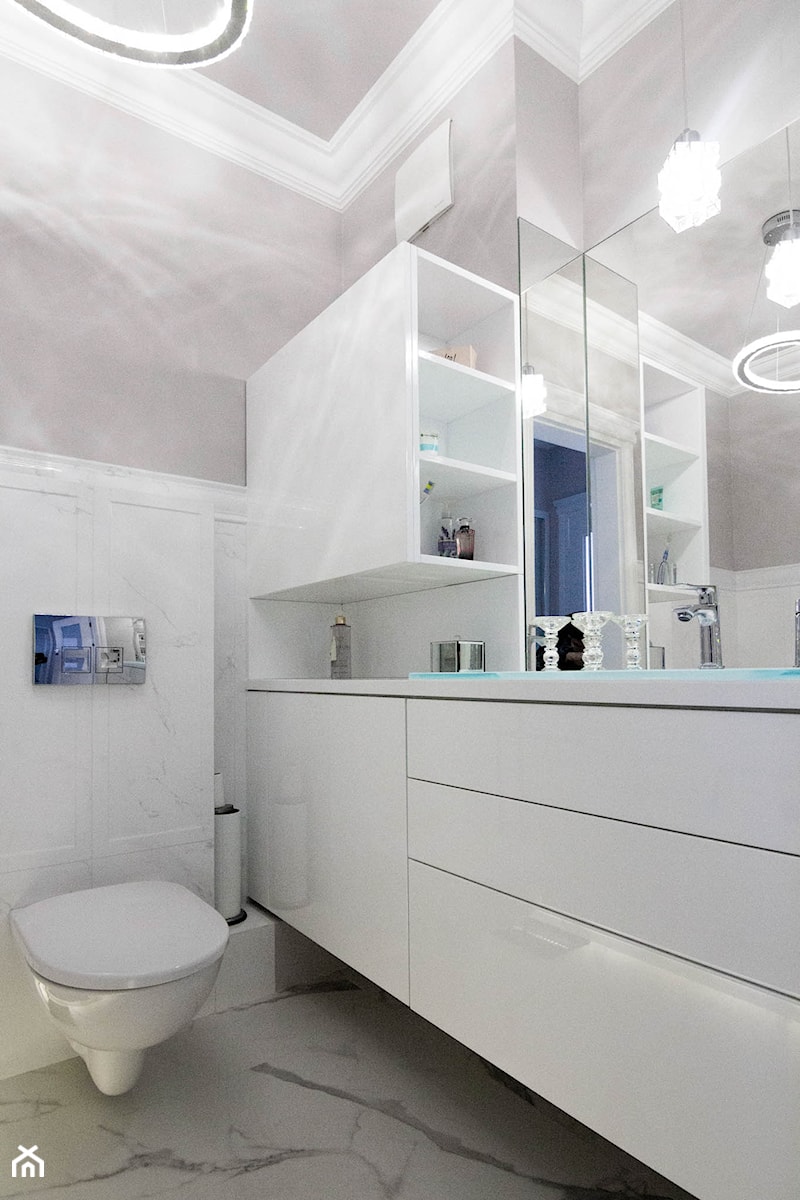 Jeziorańskiego/Warszawa - Mała bez okna z lustrem z marmurową podłogą łazienka, styl glamour - zdjęcie od Drewmax Meble na wymiar