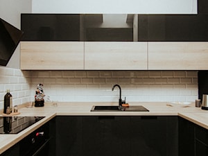 Kuchnia - Puławy - Mała zamknięta biała czarna z lodówką wolnostojącą z nablatowym zlewozmywakiem kuchnia w kształcie litery u, styl minimalistyczny - zdjęcie od Drewmax Meble na wymiar