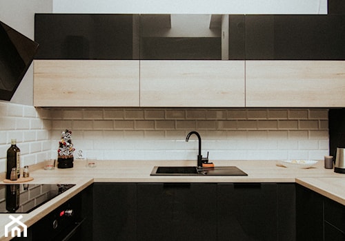 Kuchnia - Puławy - Mała zamknięta biała czarna z lodówką wolnostojącą z nablatowym zlewozmywakiem kuchnia w kształcie litery u, styl minimalistyczny - zdjęcie od Drewmax Meble na wymiar