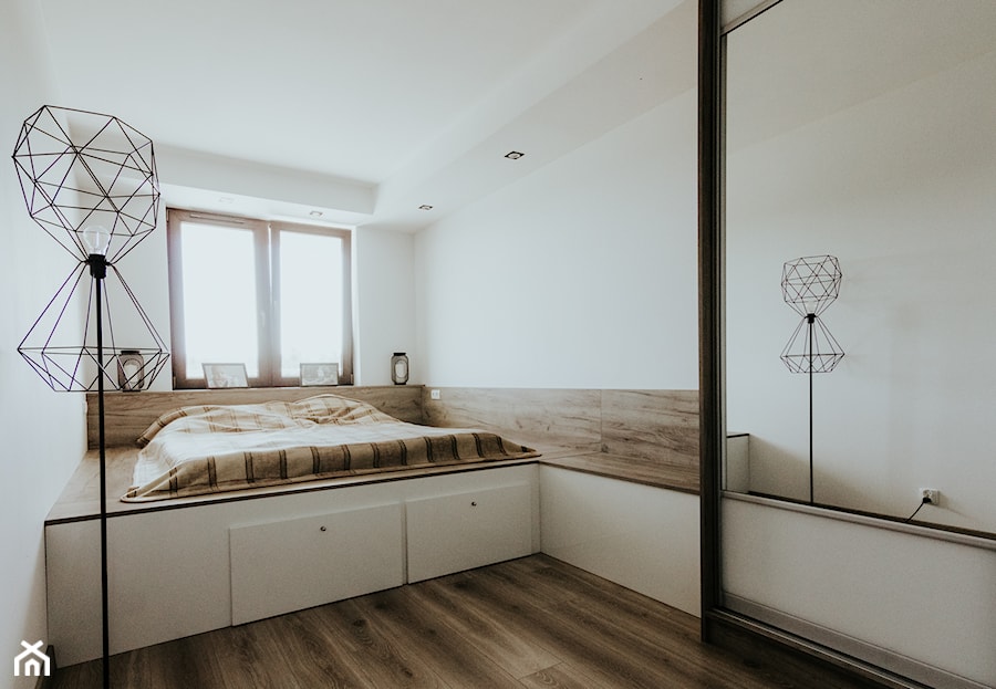 M3 Puławy - Mała biała sypialnia, styl skandynawski - zdjęcie od Drewmax Meble na wymiar