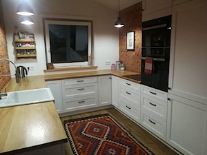 Kuchnia, Puławy - Średnia zamknięta biała z zabudowaną lodówką z nablatowym zlewozmywakiem kuchnia w kształcie litery u z oknem, styl industrialny - zdjęcie od Drewmax Meble na wymiar