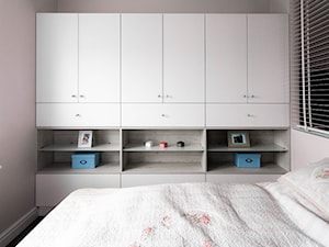 Jeziorańskiego/Warszawa - Mała biała sypialnia, styl minimalistyczny - zdjęcie od Drewmax Meble na wymiar