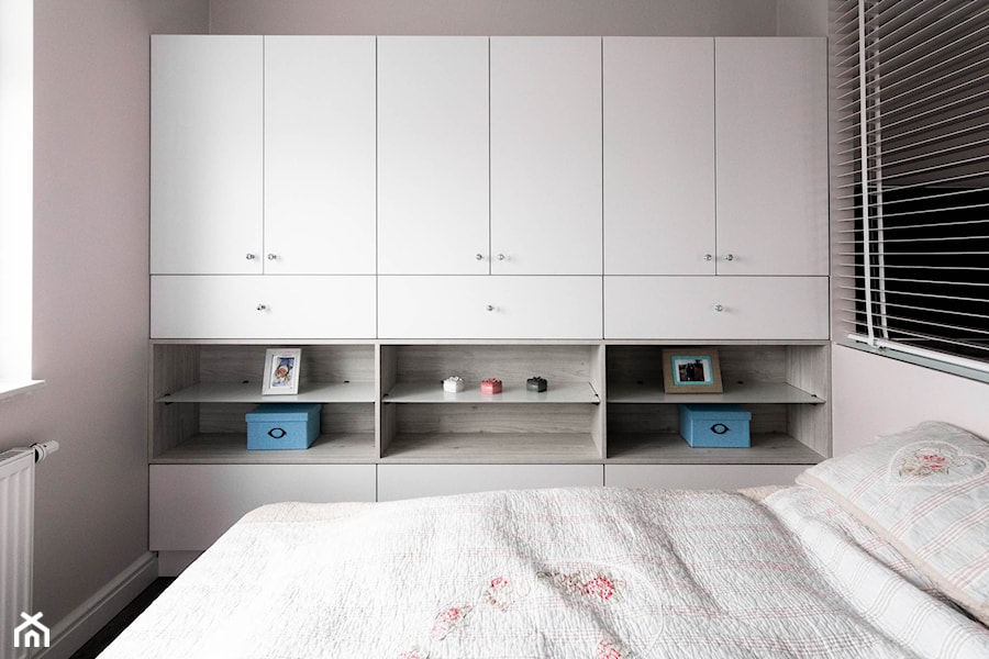 Jeziorańskiego/Warszawa - Mała biała sypialnia, styl minimalistyczny - zdjęcie od Drewmax Meble na wymiar