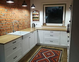 Kuchnia, Puławy - Średnia zamknięta biała z nablatowym zlewozmywakiem kuchnia w kształcie litery u ... - zdjęcie od Drewmax Meble na wymiar - Homebook