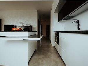 Kuchnia z pomysłową wyspą - Średnia otwarta z salonem biała szara z zabudowaną lodówką kuchnia jednorzędowa z wyspą lub półwyspem, styl minimalistyczny - zdjęcie od Drewmax Meble na wymiar