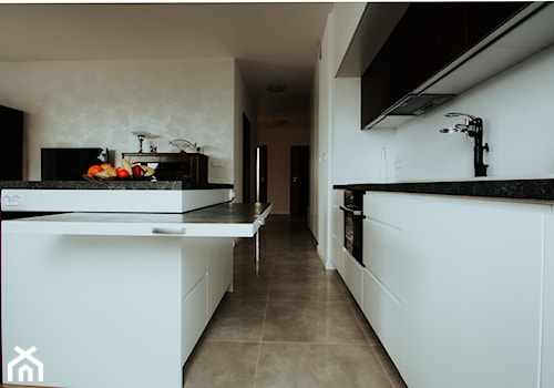 Kuchnia z pomysłową wyspą - Średnia otwarta z salonem biała szara z zabudowaną lodówką kuchnia jednorzędowa z wyspą lub półwyspem, styl minimalistyczny - zdjęcie od Drewmax Meble na wymiar