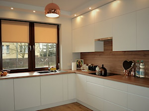Dom, Kurów - Średnia otwarta biała z zabudowaną lodówką z nablatowym zlewozmywakiem kuchnia w kształcie litery l z oknem, styl nowoczesny - zdjęcie od Drewmax Meble na wymiar