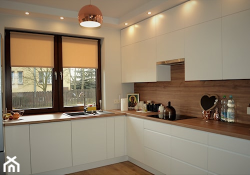 Dom, Kurów - Średnia otwarta biała z zabudowaną lodówką z nablatowym zlewozmywakiem kuchnia w kształcie litery l z oknem, styl nowoczesny - zdjęcie od Drewmax Meble na wymiar