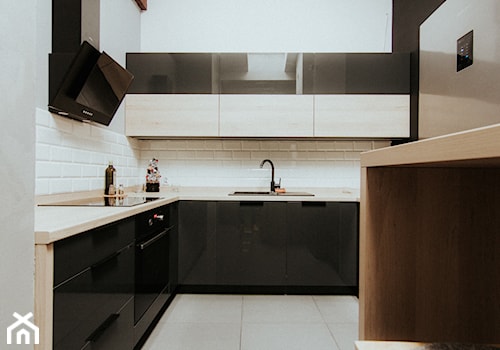 Kuchnia - Puławy - Mała otwarta z salonem biała z zabudowaną lodówką z nablatowym zlewozmywakiem kuchnia w kształcie litery l, styl minimalistyczny - zdjęcie od Drewmax Meble na wymiar