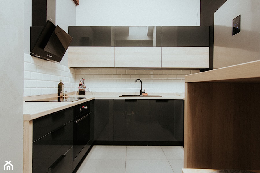 Kuchnia - Puławy - Mała otwarta z salonem biała z zabudowaną lodówką z nablatowym zlewozmywakiem kuchnia w kształcie litery l, styl minimalistyczny - zdjęcie od Drewmax Meble na wymiar