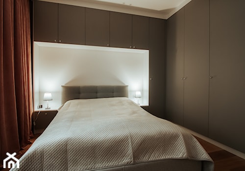 Sypialnia w stylu Glamour - Średnia biała szara sypialnia, styl glamour - zdjęcie od Drewmax Meble na wymiar