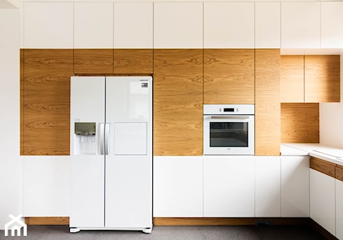 Dom pod Warszawą - Średnia otwarta z kamiennym blatem biała z zabudowaną lodówką kuchnia w kształcie litery l, styl nowoczesny - zdjęcie od Drewmax Meble na wymiar