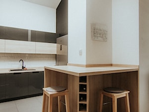 Kuchnia - Puławy - Średnia otwarta biała z zabudowaną lodówką z lodówką wolnostojącą z nablatowym zlewozmywakiem kuchnia w kształcie litery l, styl minimalistyczny - zdjęcie od Drewmax Meble na wymiar