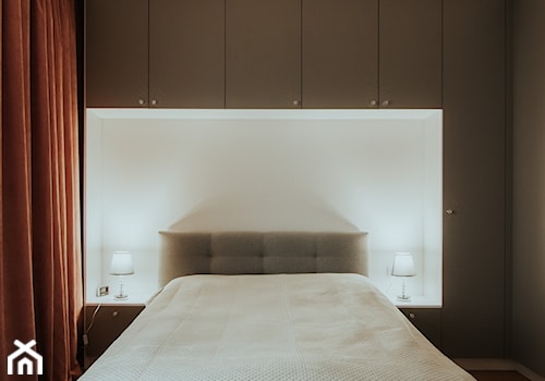 Sypialnia w stylu Glamour - Mała biała sypialnia, styl glamour - zdjęcie od Drewmax Meble na wymiar