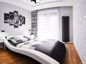 Nowoczesny Apartament we Wrocławiu - Mała biała szara sypialnia, styl nowoczesny - zdjęcie od P-photos - fotografia wnętrz - Jakub Palarczyk