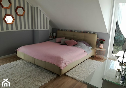#5latHomebook - Średnia biała szara sypialnia na poddaszu z balkonem / tarasem - zdjęcie od karlawoj
