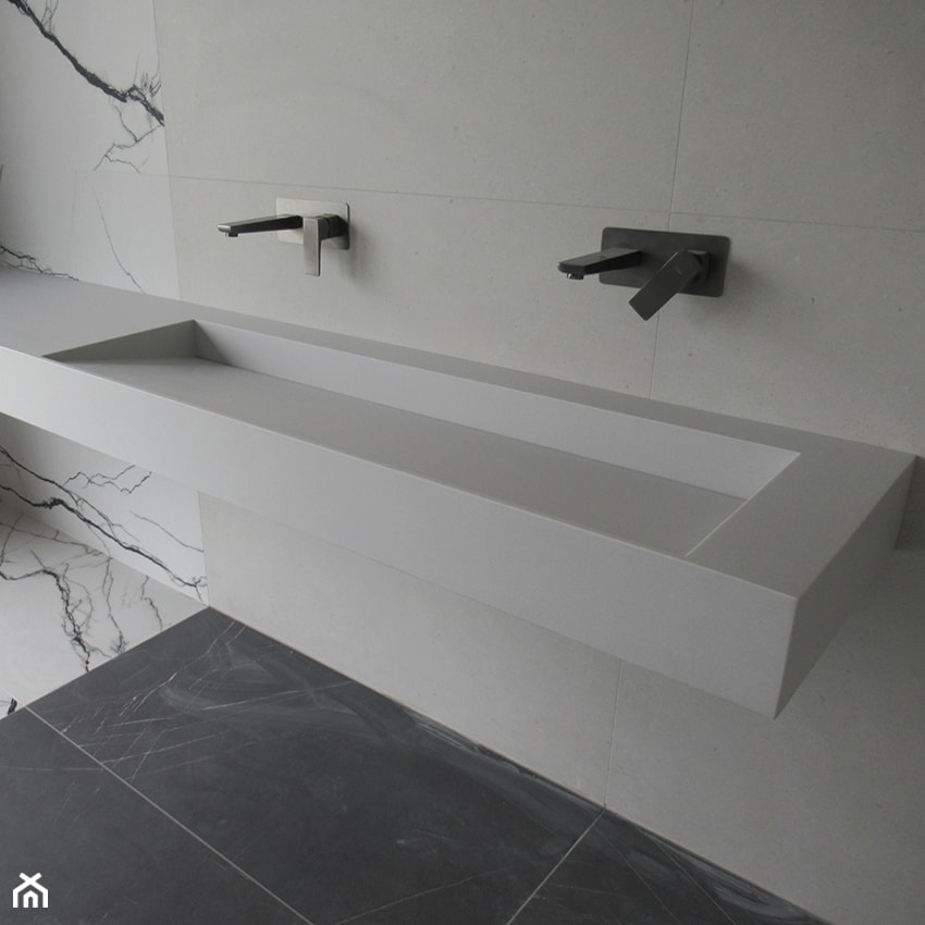 Umywalka łazienkowa z odpływem szczelinowym, zintegrowana z blatem 270x50x15cm - Łazienka, styl nowoczesny - zdjęcie od blaty.eu - sklep internetowy - Homebook
