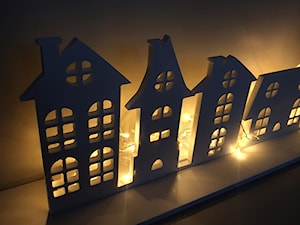 Świąteczny świecznik z domkami wykonany z kompozytu mineralnego