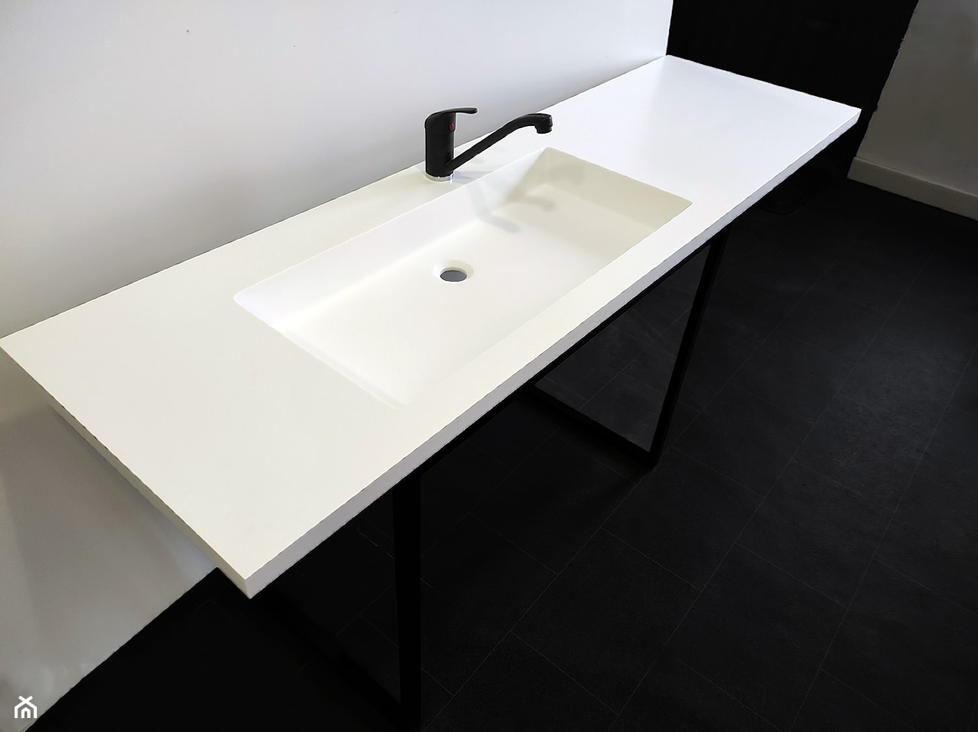 Blat łazienkowy ze zintegrowaną umywalką - zdjęcie od blaty.eu - sklep internetowy - Homebook