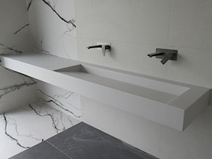 Umywalka łazienkowa z odpływem szczelinowym, zintegrowana z blatem 270x50x15cm - Łazienka, styl nowoczesny - zdjęcie od blaty.eu - sklep internetowy