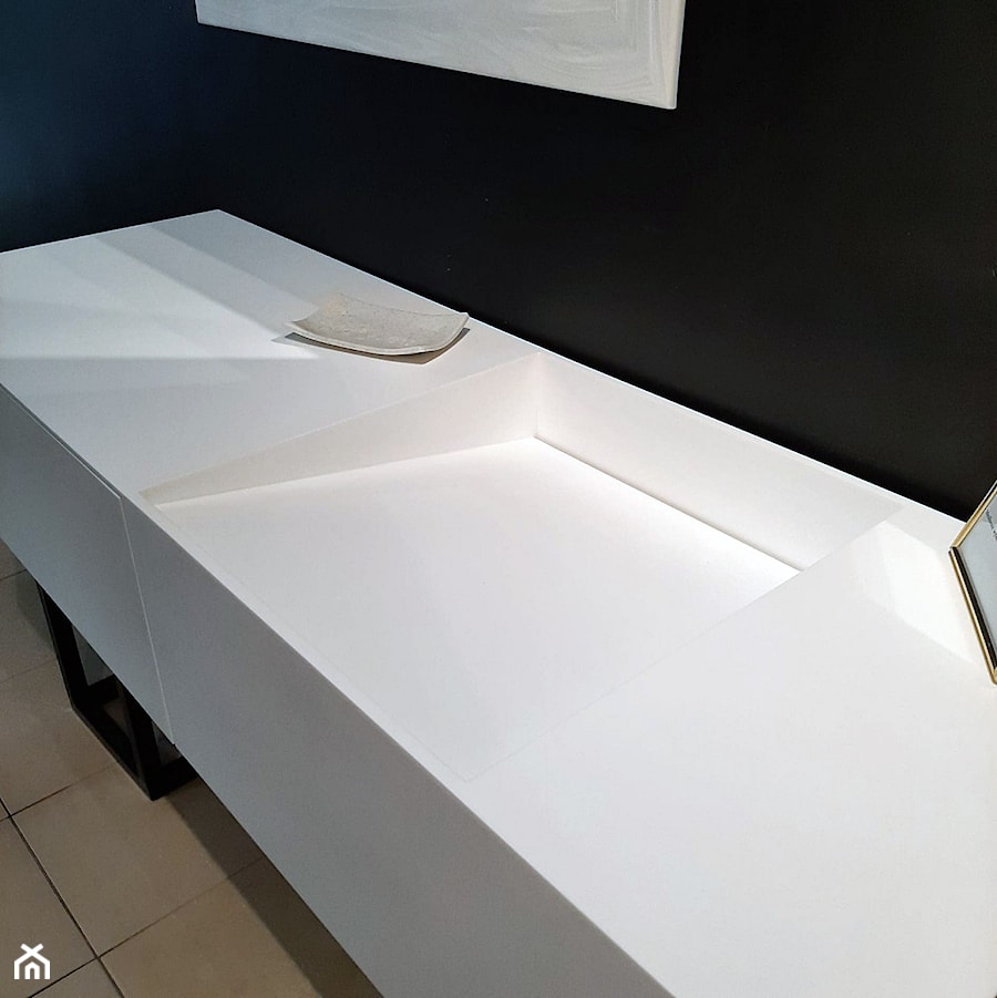 SZAFKA KOMPOZYTOWA 150CM Z UMYWALKĄ SZCZELINOWĄ SOLID SURFACE - Łazienka, styl nowoczesny - zdjęcie od blaty.eu - sklep internetowy