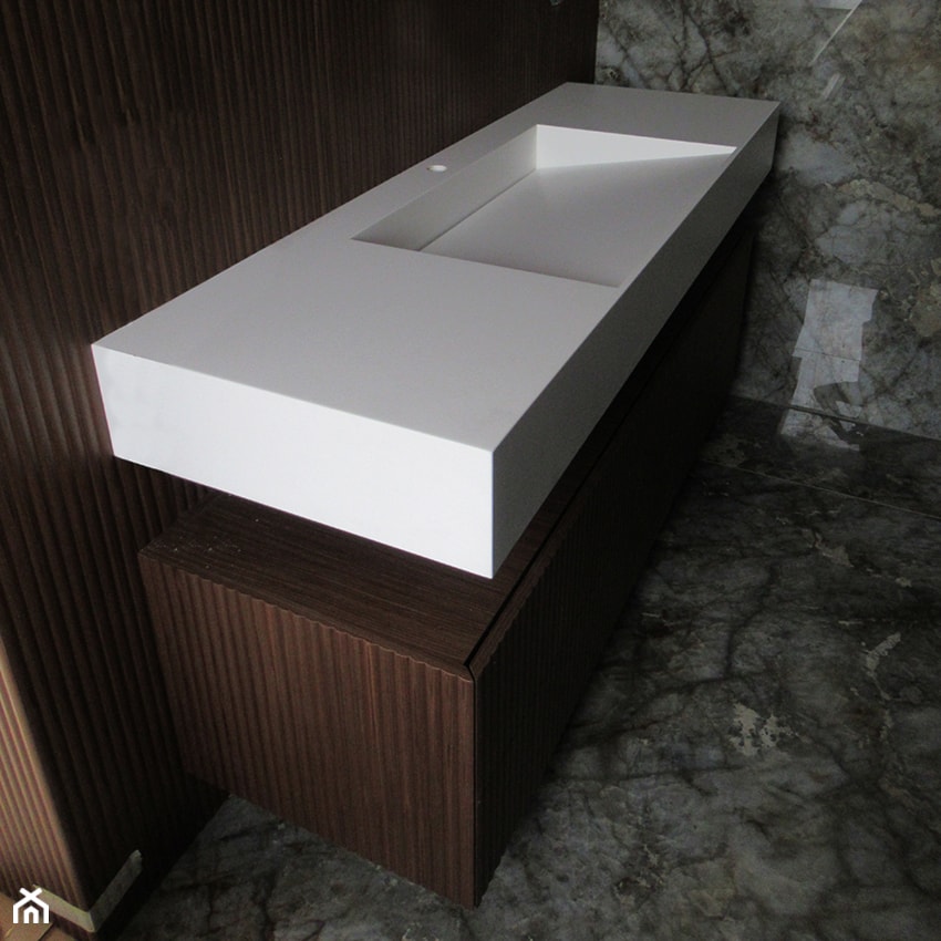 Umywalka łazienkowa wykonana z konglomeratu mineralnego z odpływem szczelinowym - Łazienka, styl nowoczesny - zdjęcie od blaty.eu - sklep internetowy - Homebook