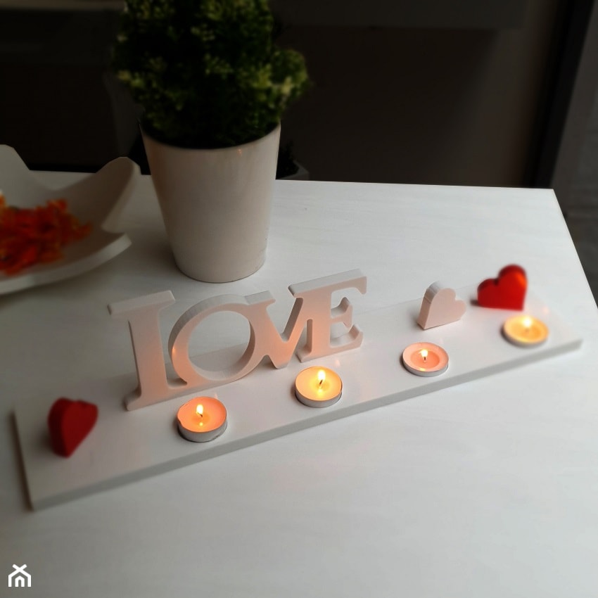świecznik z napisem Love - zdjęcie od blaty.eu - sklep internetowy - Homebook