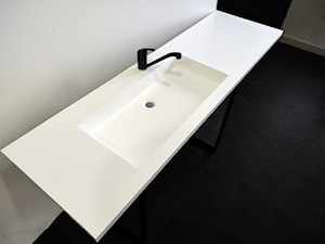 Blat łazienkowy ze zintegrowaną umywalką - zdjęcie od blaty.eu - sklep internetowy