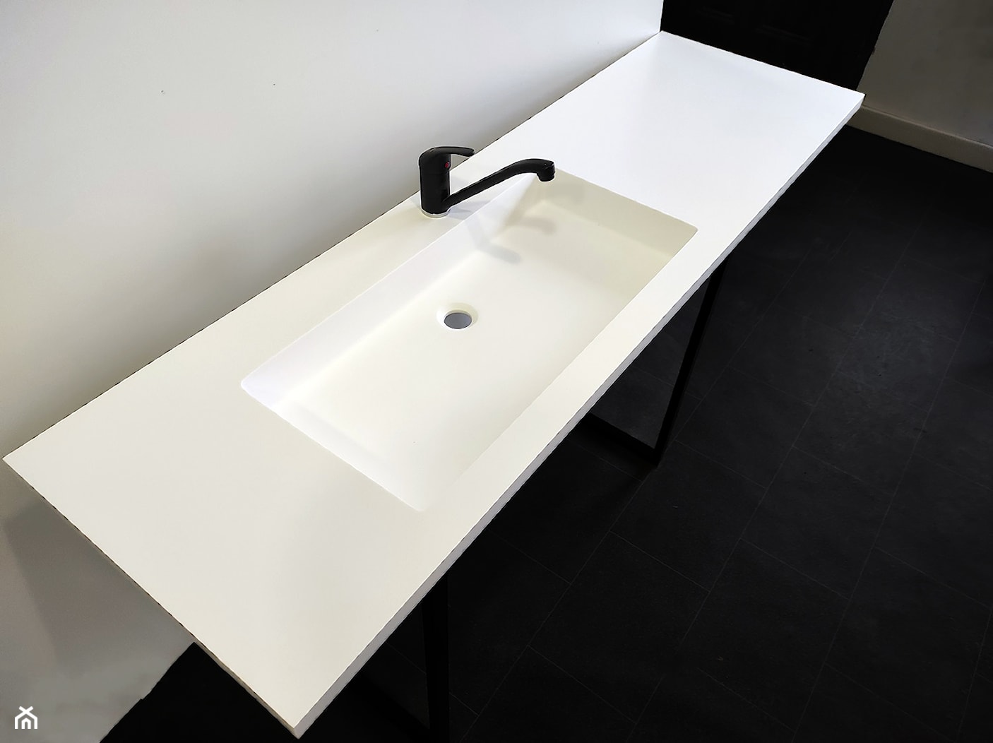 Blat łazienkowy ze zintegrowaną umywalką - zdjęcie od blaty.eu - sklep internetowy - Homebook