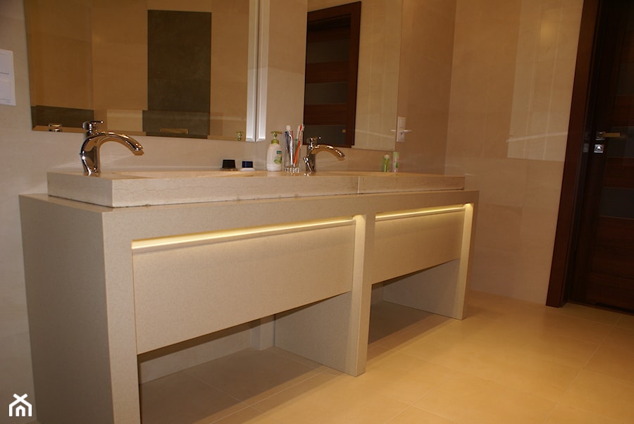 Łazienka na wymiar, producent mebli - Średnia bez okna z lustrem z dwoma umywalkami łazienka, styl nowoczesny - zdjęcie od DrewutniaLoft
