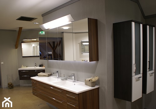 Łazienka na wymiar, producent mebli - Średnia na poddaszu bez okna z dwoma umywalkami łazienka, styl nowoczesny - zdjęcie od DrewutniaLoft
