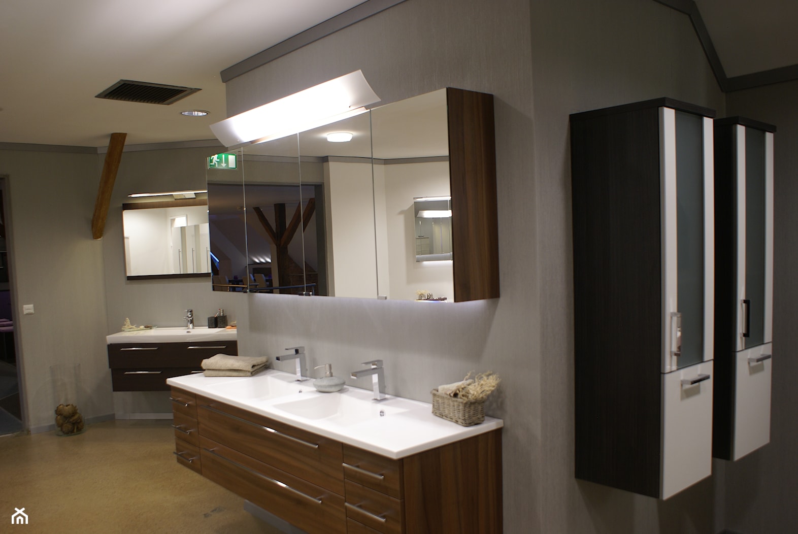 Łazienka na wymiar, producent mebli - Średnia na poddaszu bez okna z dwoma umywalkami łazienka, styl nowoczesny - zdjęcie od DrewutniaLoft - Homebook