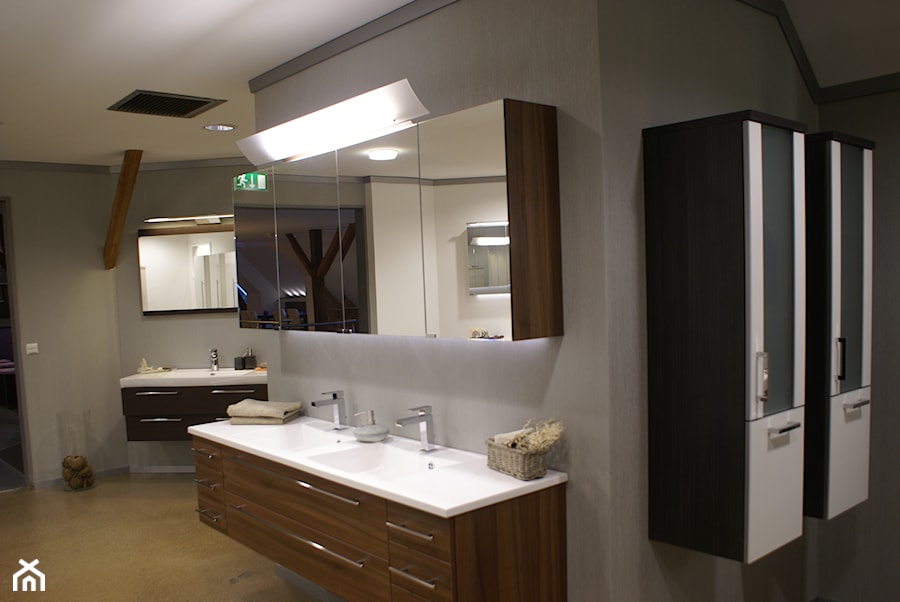Łazienka na wymiar, producent mebli - Średnia na poddaszu bez okna z dwoma umywalkami łazienka, styl nowoczesny - zdjęcie od DrewutniaLoft
