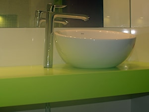Łazienka na wymiar, producent mebli - Mała na poddaszu bez okna z lustrem łazienka, styl nowoczesny - zdjęcie od DrewutniaLoft